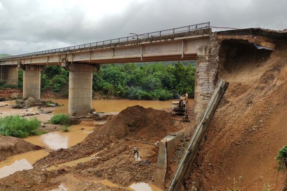 Cầu tiếp tục sạt lở khi đang sửa chữa, cả mảng bê tông rơi xuống sông - 3 Cầu tiếp tục sạt lở khi đang sửa chữa, cả mảng bê tông rơi xuống sông - 3