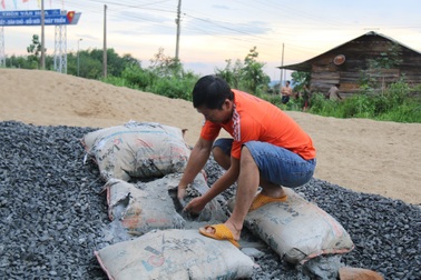 Đắk Nông: Đường chưa làm xong đã hỏng, dân nghi xi măng kém chất lượng