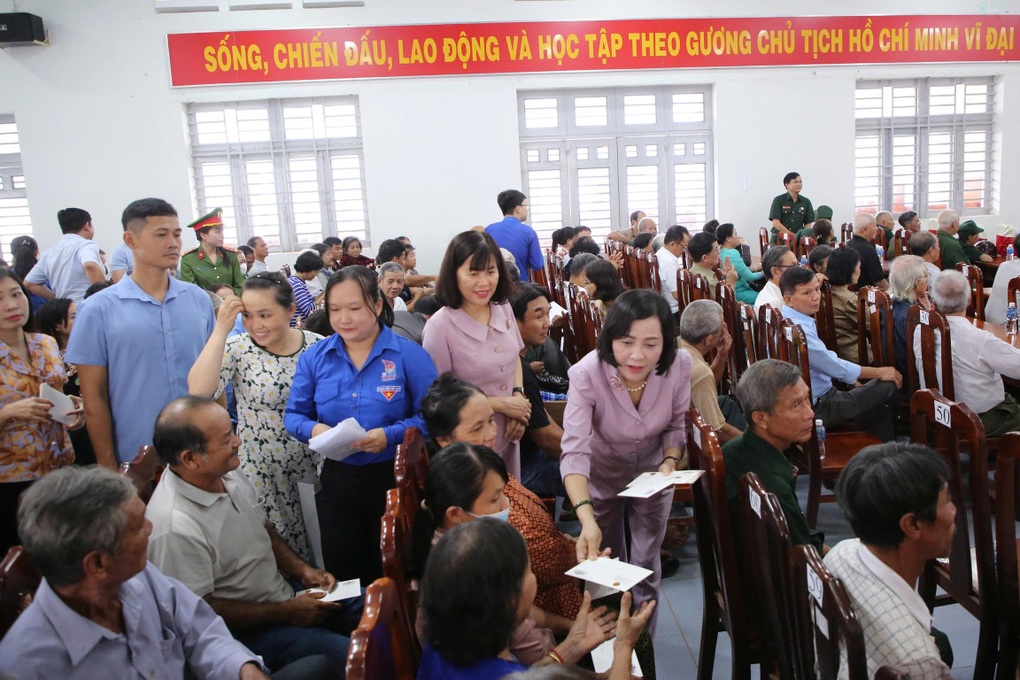 Phó Chủ tịch Quốc hội thăm các gia đình chính sách ở Tây Ninh - 2 Phó Chủ tịch Quốc hội thăm các gia đình chính sách ở Tây Ninh - 2