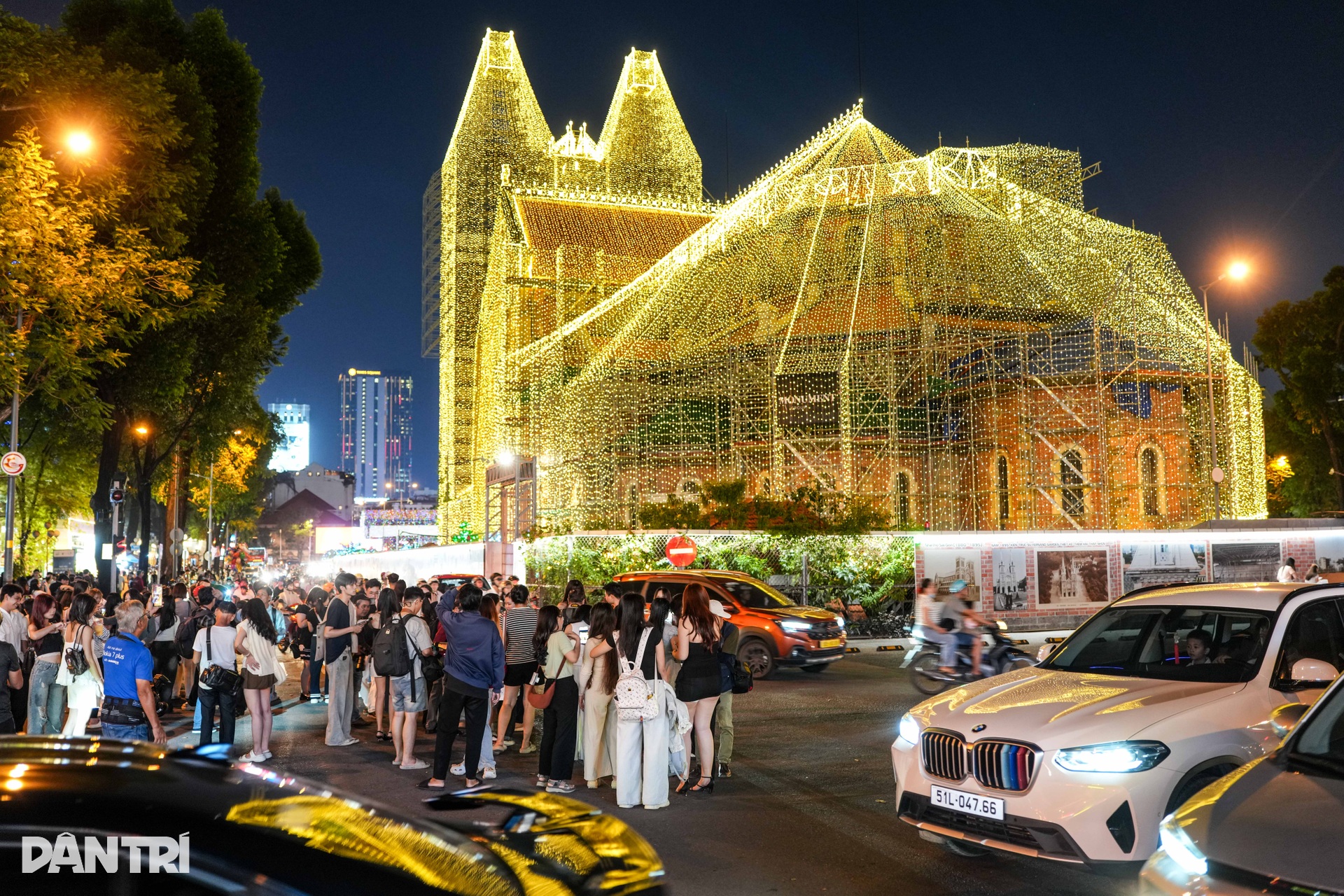 Check-in Giáng sinh dưới lòng đường, phố trung tâm TPHCM thêm hiểm nguy - 1 Check-in Giáng sinh dưới lòng đường, phố trung tâm TPHCM thêm hiểm nguy - 1