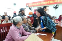 Quảng Ngãi: Bí thư Tỉnh ủy chúc tết hàng trăm hộ nghèo huyện Sơn Tịnh