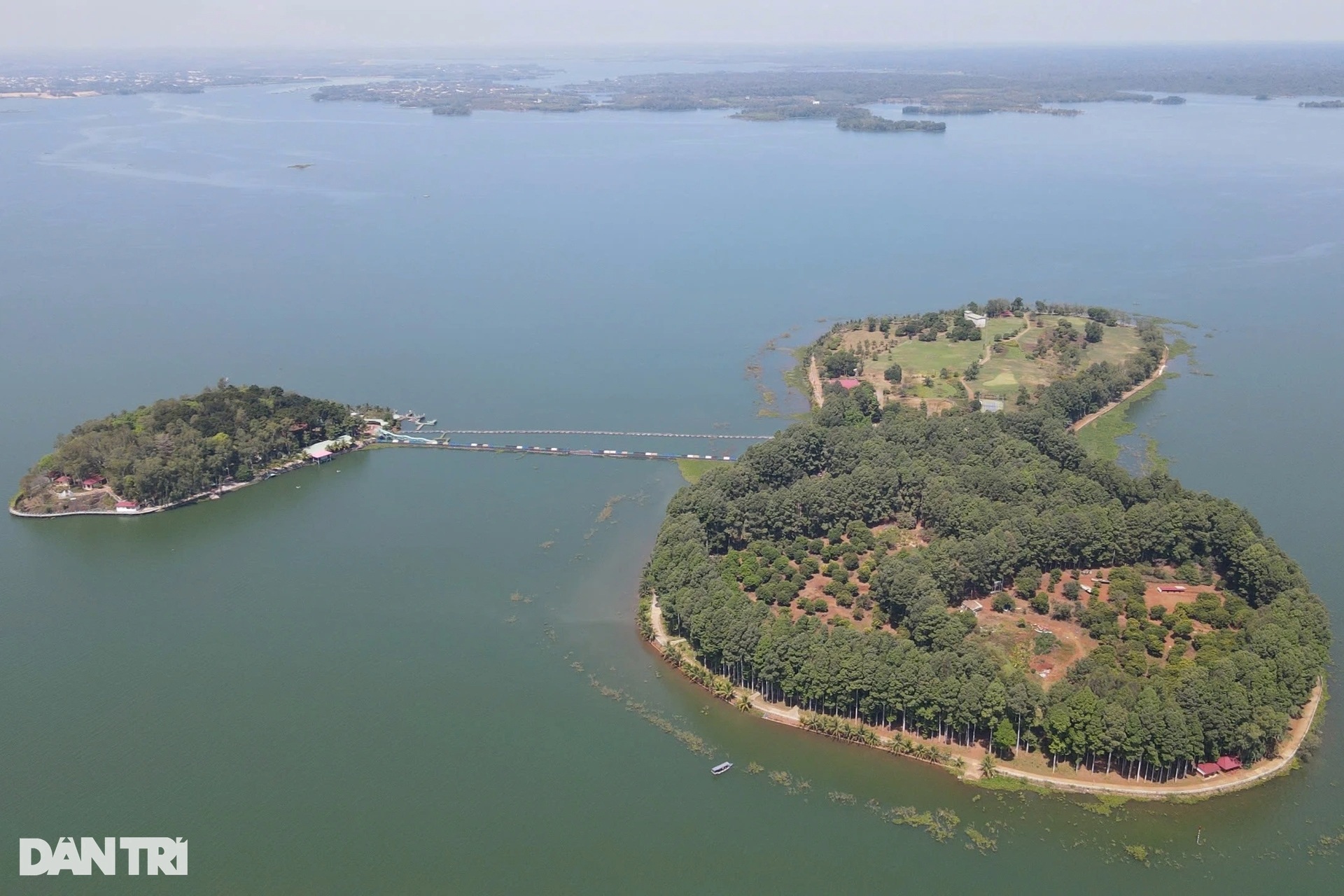 View - Hiện trạng khu du lịch đảo Ó - Đồng Trường có nhiều sai phạm giữa hồ Trị An | Báo Dân trí
