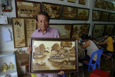 Gặp nghệ nhân dùng... vỏ trấu vẽ tranh