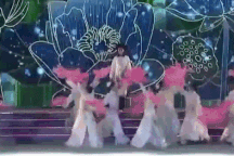 Hoa hậu Thiên Ân nói gì sau cú trượt bậc thang, té ngã trên sóng trực tiếp?