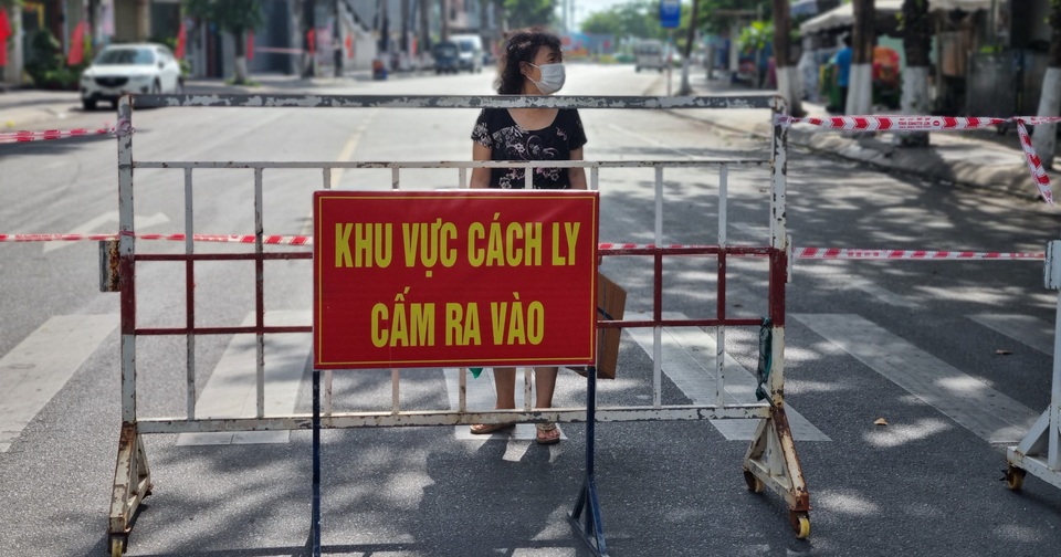 Đà Nẵng: Phong tỏa, phun khử khuẩn quanh khu vực quán bar New Phương Đông - 1 Đà Nẵng: Phong tỏa, phun khử khuẩn quanh khu vực quán bar New Phương Đông - 1