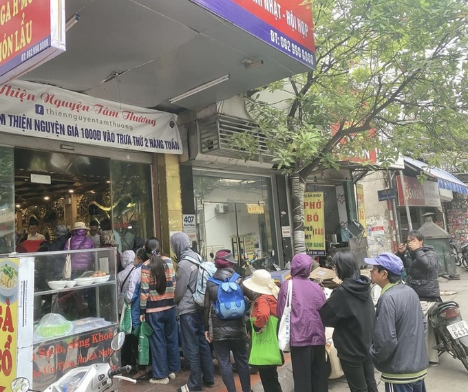 Theo chia sẻ của người dân, mỗi phần ăn chỉ giá 1.000 đồng nhưng đầy đặn khiến các cô, các bác còn có thể ăn chia thành 2 bữa