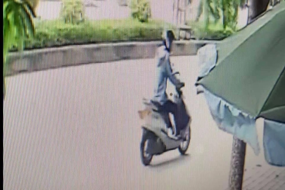 Hình ảnh đối tượng Hùng khi đi xe lên huyện Anh Sơn (Ảnh: Công an huyện Anh Sơn).
Hình ảnh đối tượng Hùng khi đi xe lên huyện Anh Sơn (Ảnh: Công an huyện Anh Sơn).