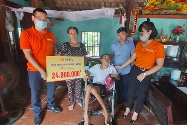 Bạn đọc tiếp tục  giúp đỡ người phụ nữ có chồng, con nằm liệt giường