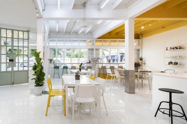 Thiết kế đẹp lạ trong quán cà phê cải tạo từ tòa nhà hơn 70 năm tuổi