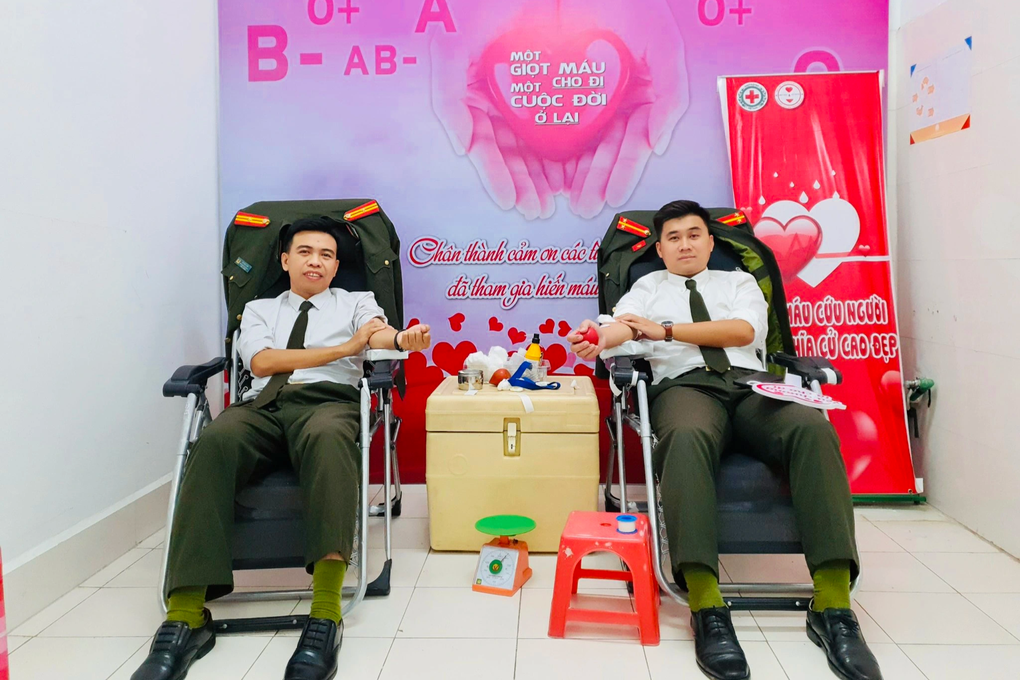 Hai cán bộ công an hiến máu cứu sản phụ - 1 Hai cán bộ công an hiến máu cứu sản phụ - 1