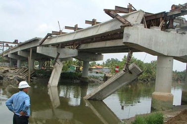 Cầu chợ Đệm: Sập dầm cầu mới “lòi đuôi” vi phạm
