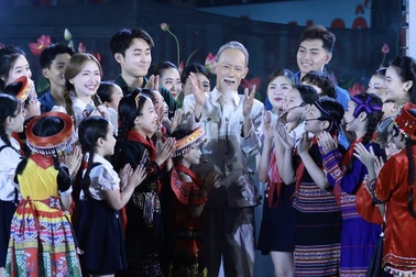 Hòa Minzy xúc động hát trong đêm nhạc "Người là Hồ Chí Minh"