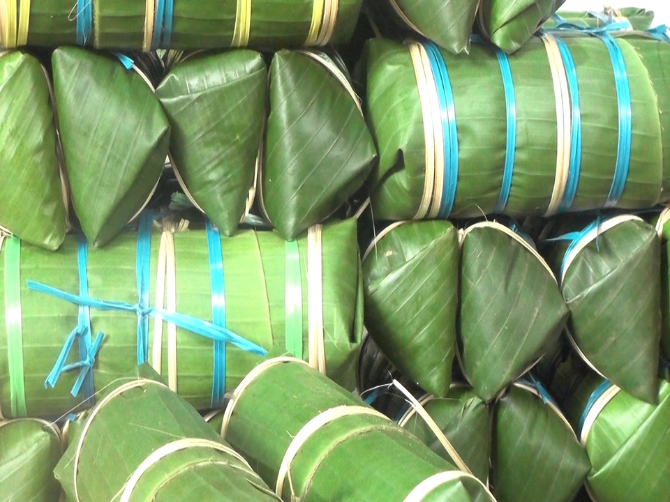 Cận Tết, làng bánh chưng, bánh tét “chạy nước rút” vẫn không đủ cung cấp - 6 Cận Tết, làng bánh chưng, bánh tét “chạy nước rút” vẫn không đủ cung cấp - 6