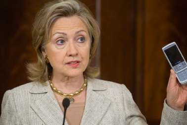 Bà Clinton giao nộp máy chủ chứa email cá nhân cho FBI