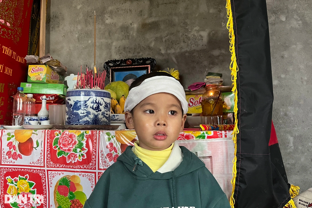 Gần nửa tỷ đồng đến với cháu bé 4 tuổi mồ côi bố, mẹ bỏ đi - 3 Gần nửa tỷ đồng đến với cháu bé 4 tuổi mồ côi bố, mẹ bỏ đi - 3
