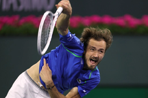 Medvedev, Rublev thắng nhanh, Tsitsipas thua sốc ngay lượt đầu