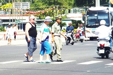 Nha Trang: Du khách hài lòng vì có người hướng dẫn qua đường