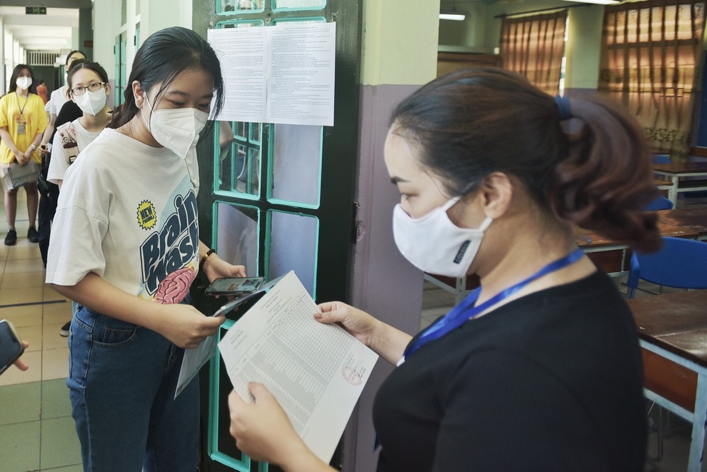Nhìn lại loạt trang phục ngộ nghĩnh của sĩ tử mùa thi tốt nghiệp THPT 2021 - 7 Nhìn lại loạt trang phục ngộ nghĩnh của sĩ tử mùa thi tốt nghiệp THPT 2021 - 7