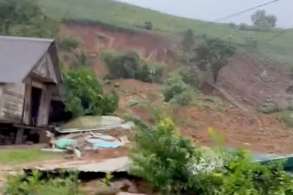 Sạt lở vùi lấp 2 căn nhà, người dân ôm trẻ bỏ chạy - 2 Sạt lở vùi lấp 2 căn nhà, người dân ôm trẻ bỏ chạy - 2