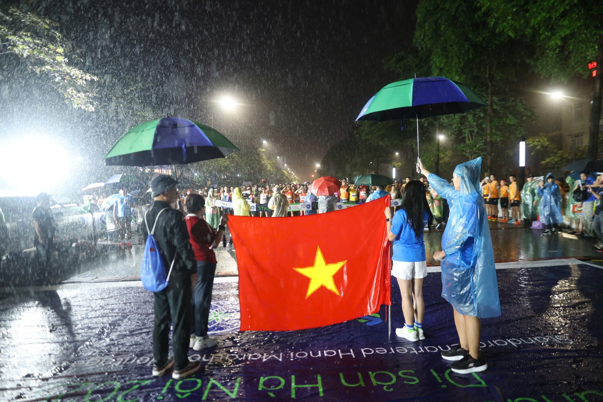 Впечатляющие кадры с Standard Chartered Marathon Heritage Hanoi 2025 - 1 Hình ảnh ấn tượng tại giải Standard Chartered Marathon Di sản Hà Nội 2025 - 1