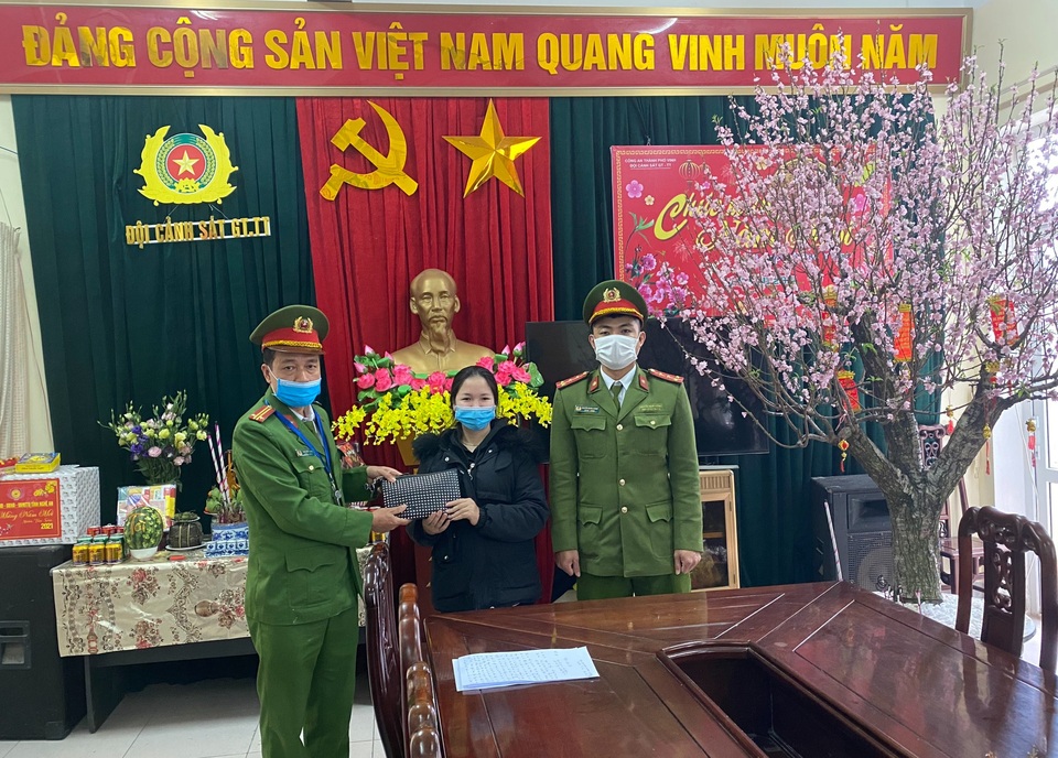 Nhặt được ví tiền, cảnh sát giao thông trả lại cho người đánh mất - 1 Nhặt được ví tiền, cảnh sát giao thông trả lại cho người đánh mất - 1