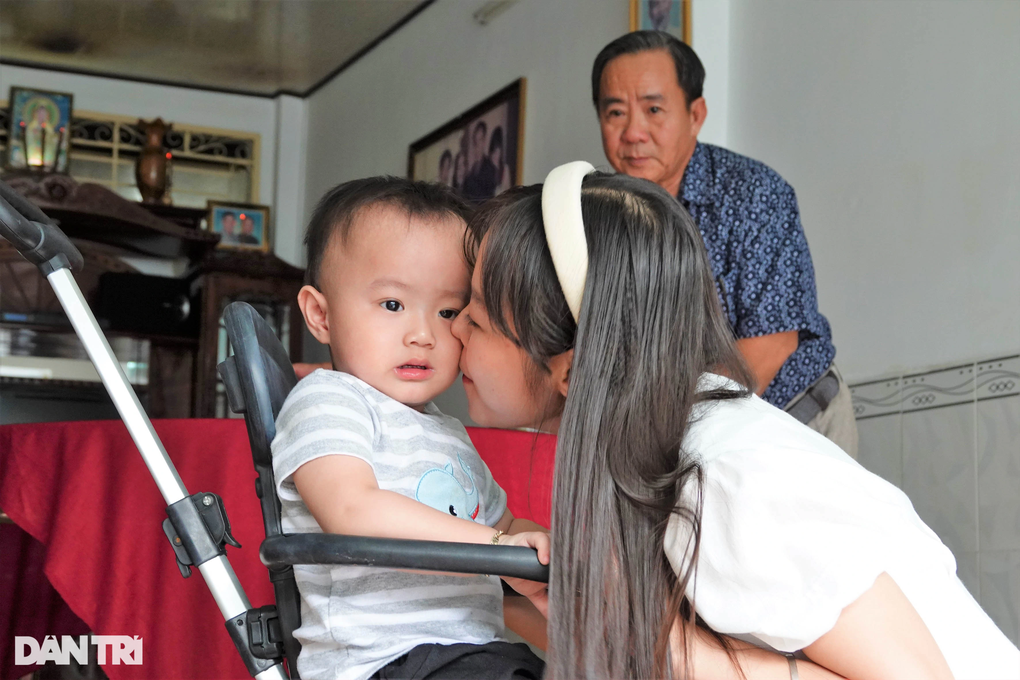 Những bóng hồng cử nhân ở miền Tây viết đơn xin khoác màu áo lính - 2 Những bóng hồng cử nhân ở miền Tây viết đơn xin khoác màu áo lính - 2