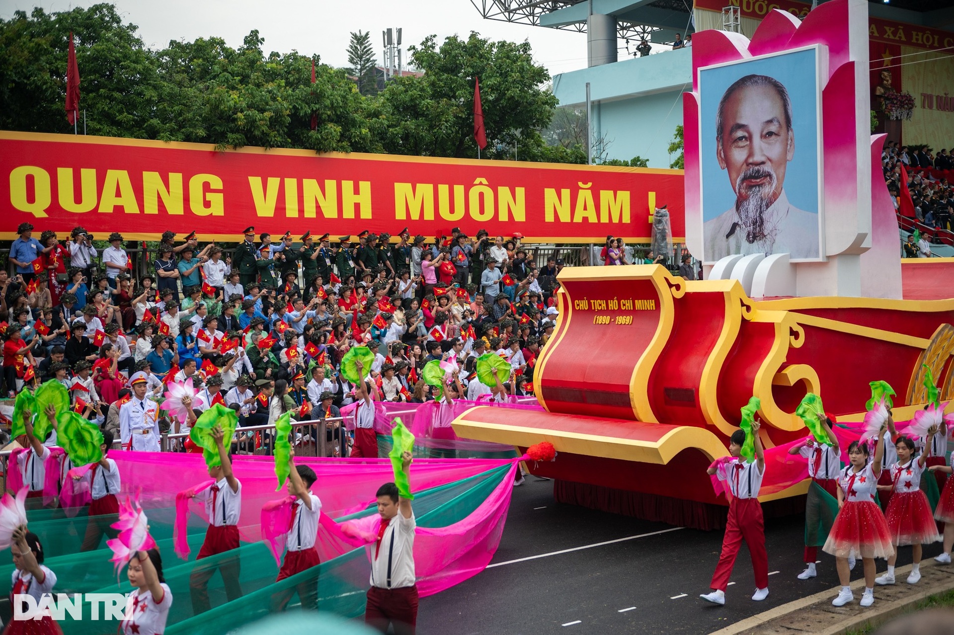 Hình ảnh ấn tượng Lễ diễu binh kỷ niệm 70 năm Chiến thắng Điện Biên Phủ - 4 Hình ảnh ấn tượng Lễ diễu binh kỷ niệm 70 năm Chiến thắng Điện Biên Phủ - 4