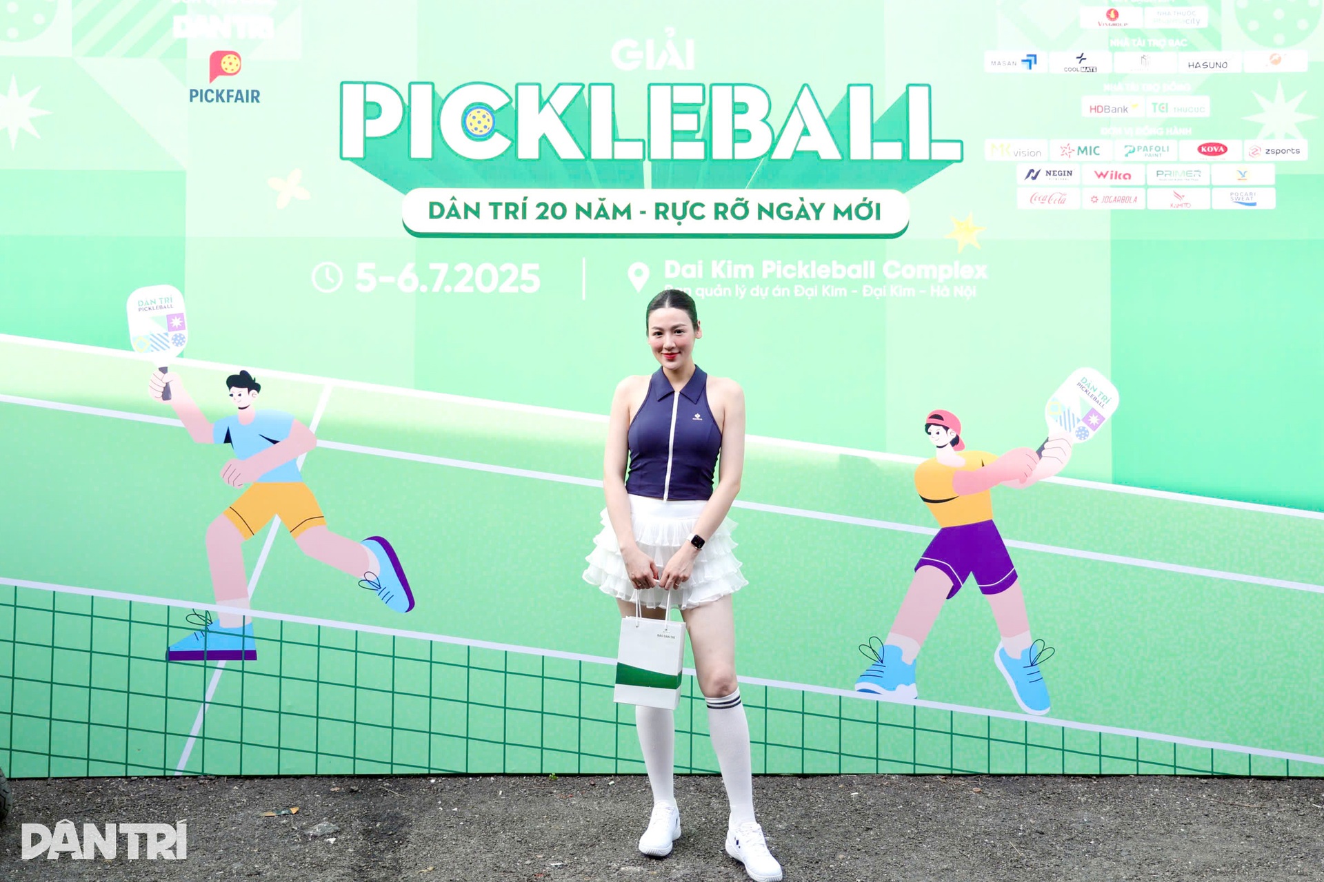 Á hậu Tú Anh khoe dáng gợi cảm đấu pickleball, chồng con cổ vũ nhiệt tình - 1