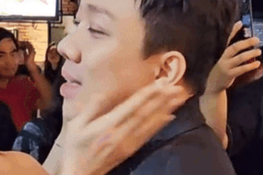 Trấn Thành khóc trong buổi ra mắt phim Tết gắn nhãn 18+, được vợ vỗ về