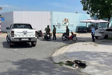 Người đàn ông tử vong bất thường trước tiệm rửa xe ở Bình Dương