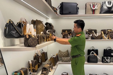 Thu hơn 1.000 sản phẩm giả, nhái các thương hiệu nổi tiếng tại chợ Hàn