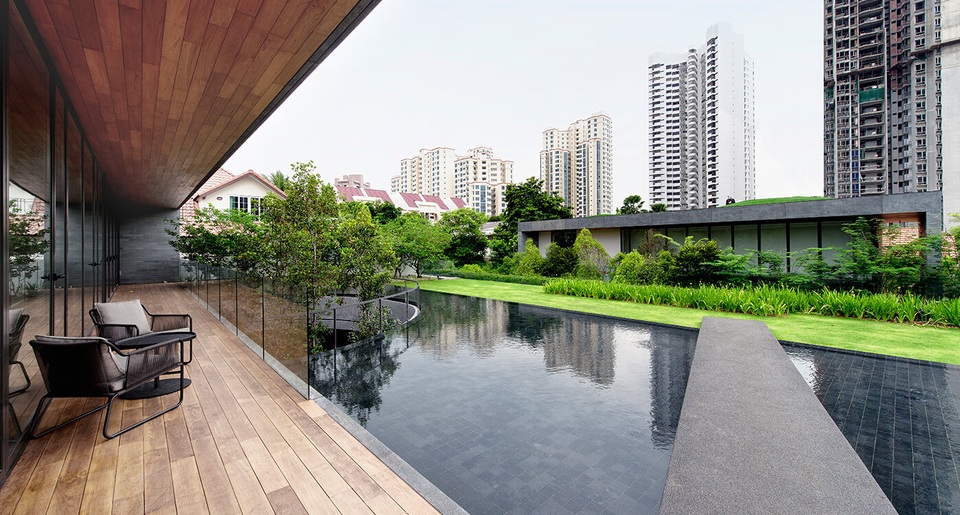 Cặp đôi đổ đất trồng cây xanh như công viên trên sân thượng biệt thự phố - 4 Cặp đôi đổ đất trồng cây xanh như công viên trên sân thượng biệt thự phố - 4