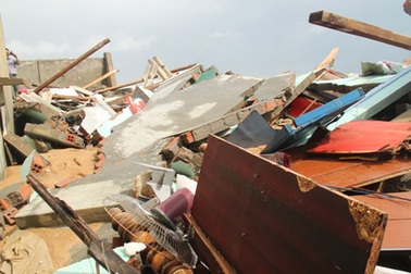 Triều cường cao 4m phá nát nhà dân