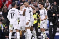 Mbappe và Bellingham ghi bàn giúp Real Madrid bằng điểm Barcelona