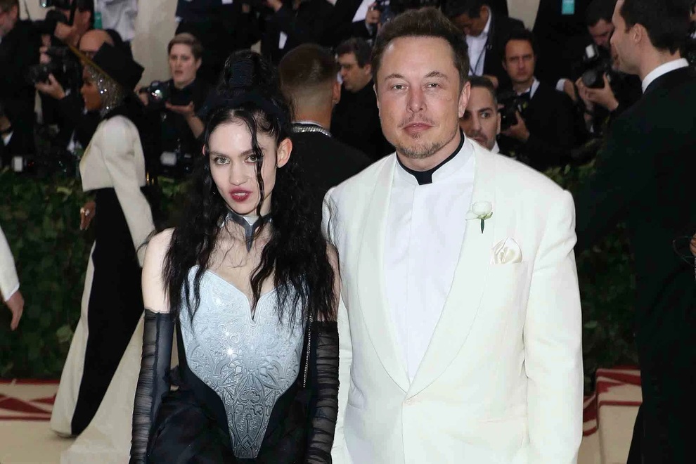 Elon Musk và bạn gái Grimes bắt đầu hẹn hò từ năm 2018, có với nhau một con chung. Elon Musk và bạn gái Grimes bắt đầu hẹn hò từ năm 2018, có với nhau một con chung.