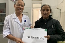 Bà còm cõi cõng cháu bại não đi chữa bệnh được giúp đỡ gần 142 triệu đồng