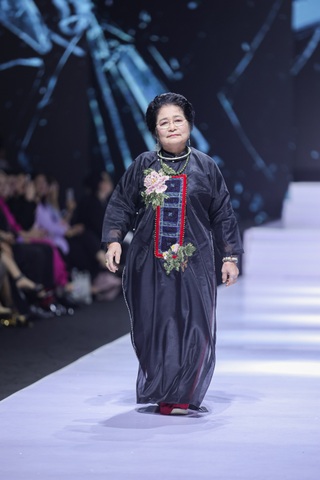 Khoảnh khắc gây sốt của dàn sao Việt tại Tuần lễ Thời trang - 11