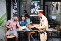 CSGT Hà Nội xử lý vi phạm tại phố cà phê đường tàu