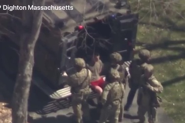 Khoảnh khắc đặc vụ FBI bắt giữ nghi phạm vụ rò rỉ tài liệu tối mật của Mỹ