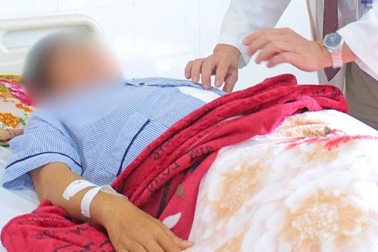 Người đàn ông bị bò húc thẳng vào bụng nguy kịch