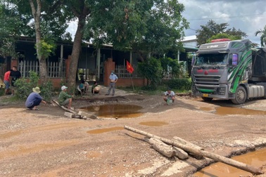 Tỉnh lộ xuống cấp, người dân nhiều lần mang chướng ngại vật chặn xe