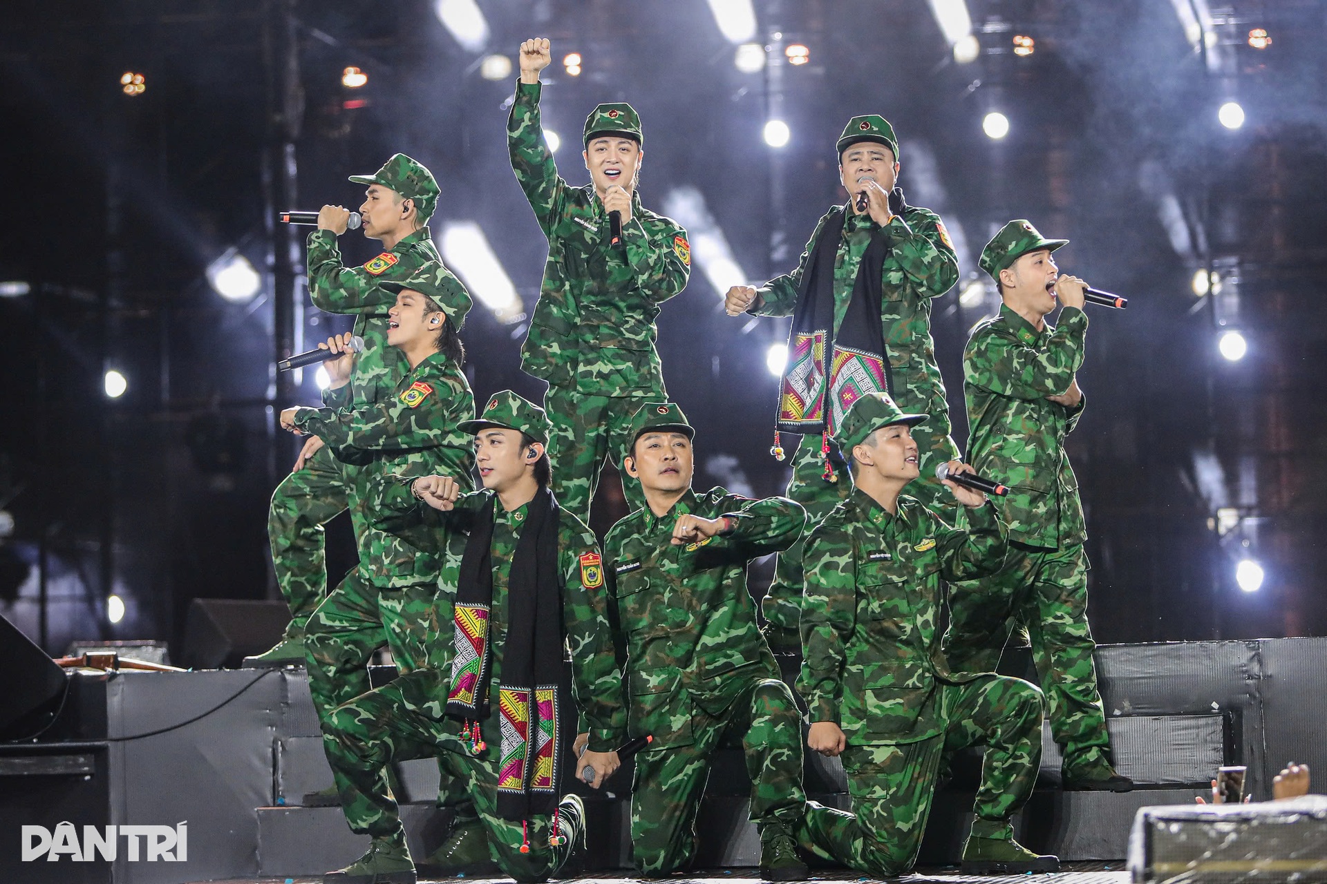 Concert Anh trai vượt ngàn chông gai: Tự Long quỳ gối cảm ơn khán giả - 4 Concert Anh trai vượt ngàn chông gai: Tự Long quỳ gối cảm ơn khán giả - 4