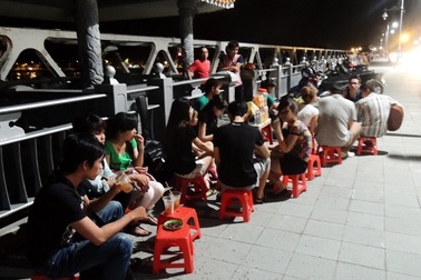 Nhộn nhịp trà chanh đêm trên cầu mới khai trương