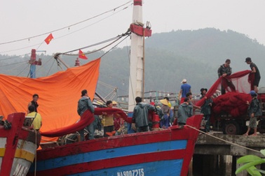 “Siêu bão” bẻ hướng, tiến sát Thái Bình - Nghệ An