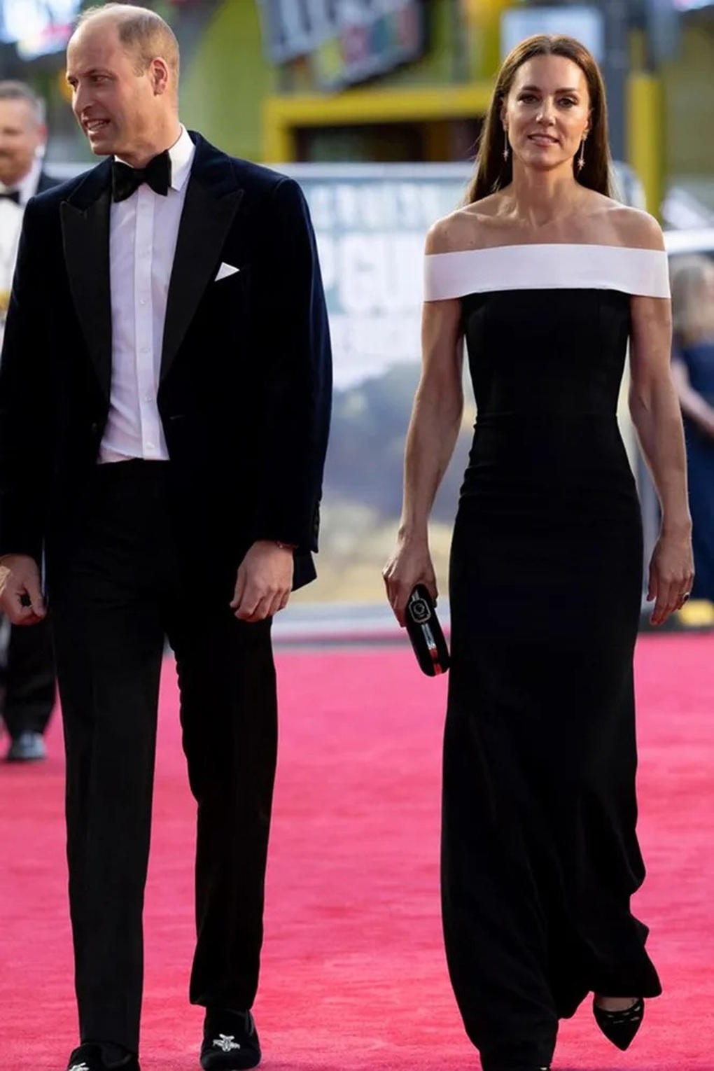 Bella Hadid để ngực trần, diện váy phun sơn hot nhất năm 2022 - 6