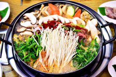 Nấu lẩu nên chọn nồi điện hay bếp từ để hiệu quả, lại tiết kiệm điện?