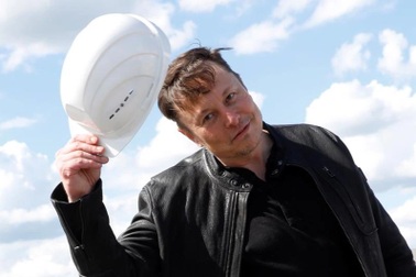 Người giàu nhất hành tinh: Ở nhà thuê, từng làm việc 120 giờ/tuần