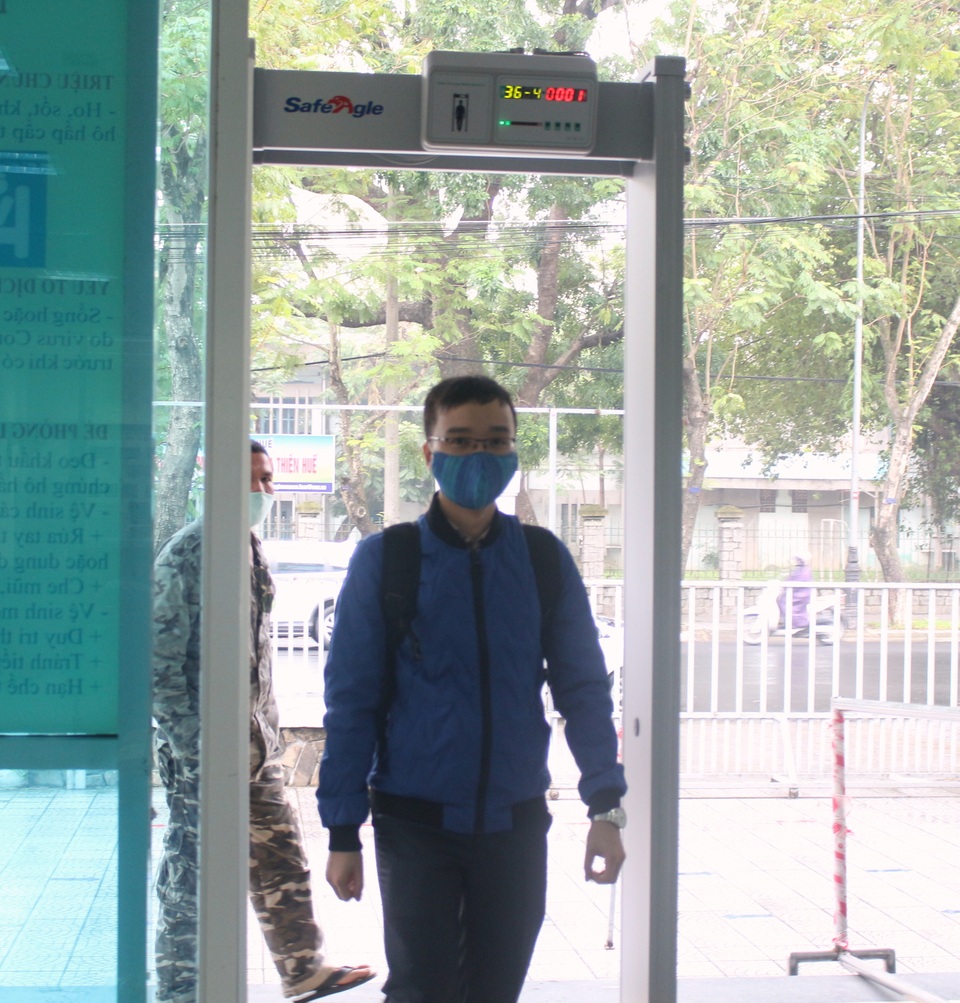 Dùng máy đo nhiệt độ cơ thể không tiếp xúc để sàng lọc Covid-19 - 2 Dùng máy đo nhiệt độ cơ thể không tiếp xúc để sàng lọc Covid-19 - 2