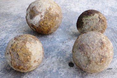 Đào giếng, phát hiện 4 quả đạn thần công thời Tây Sơn