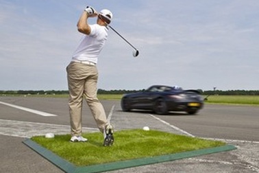 Siêu xe đua tốc độ với trái bóng golf đang bay 